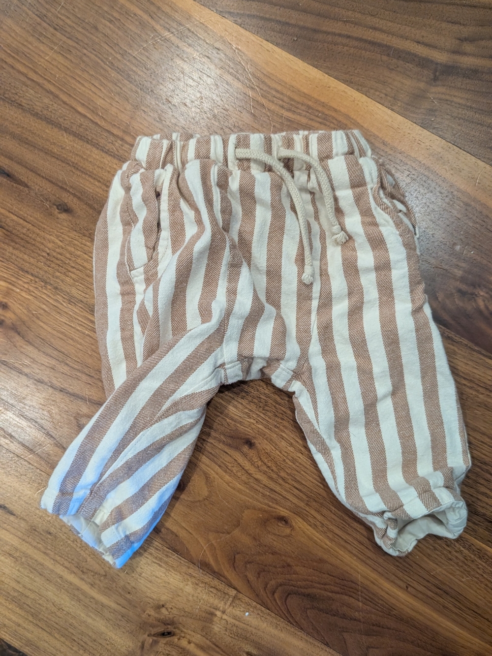 Quincy Mae Striped Jogger Pants in Cream & Tan